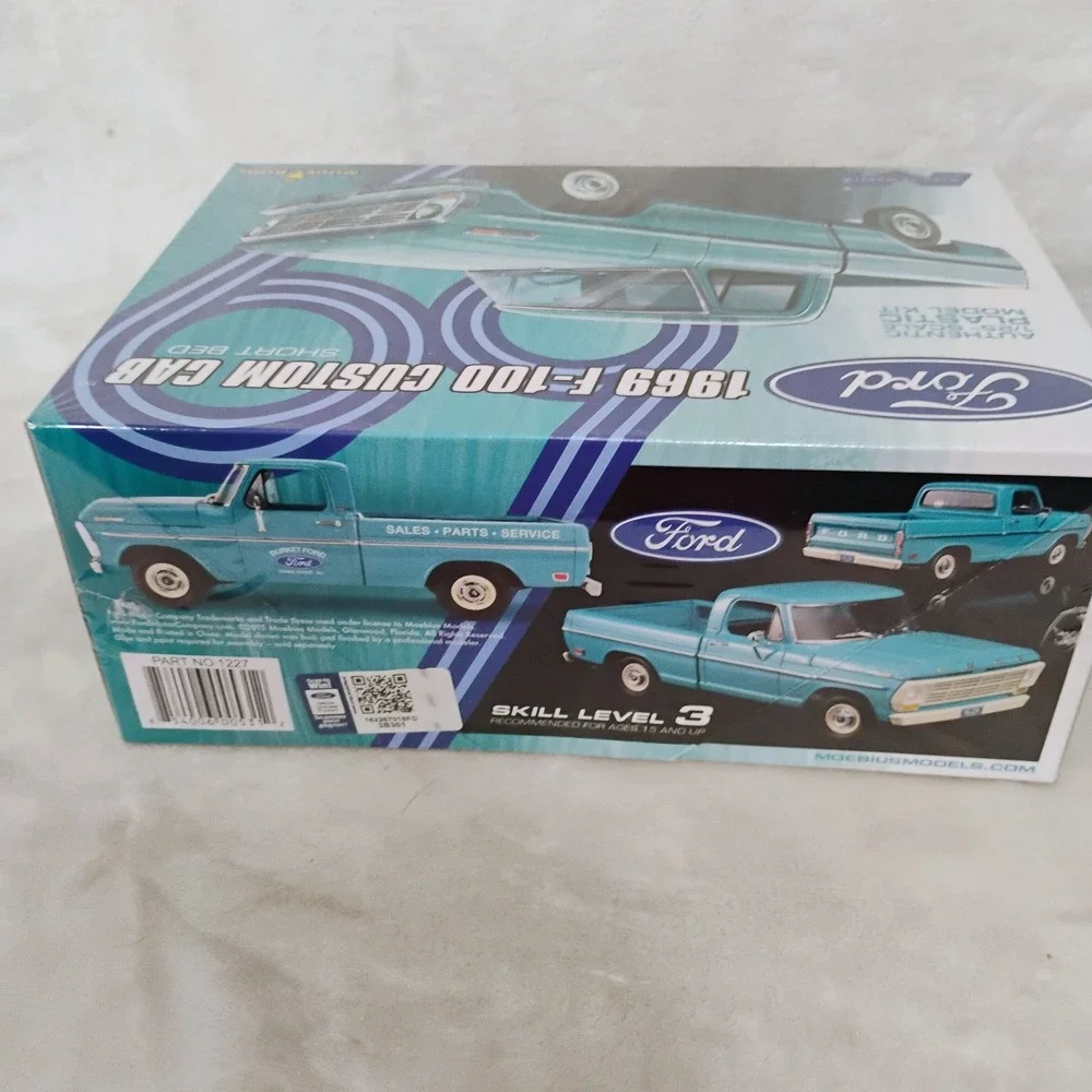 Moebius Models 1969 Ford F-100 Custom Cab Short Bed 1/25 Model Kit 1227 New